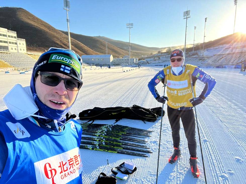 Olli  Ohtonen (vas.) ja Teemu Lemmettylä testasivat suksia, niiden pohjakuvioita ja voitelua Pekingin olympialaisten  hiihtopaikoilla Zhangjiakoussa.