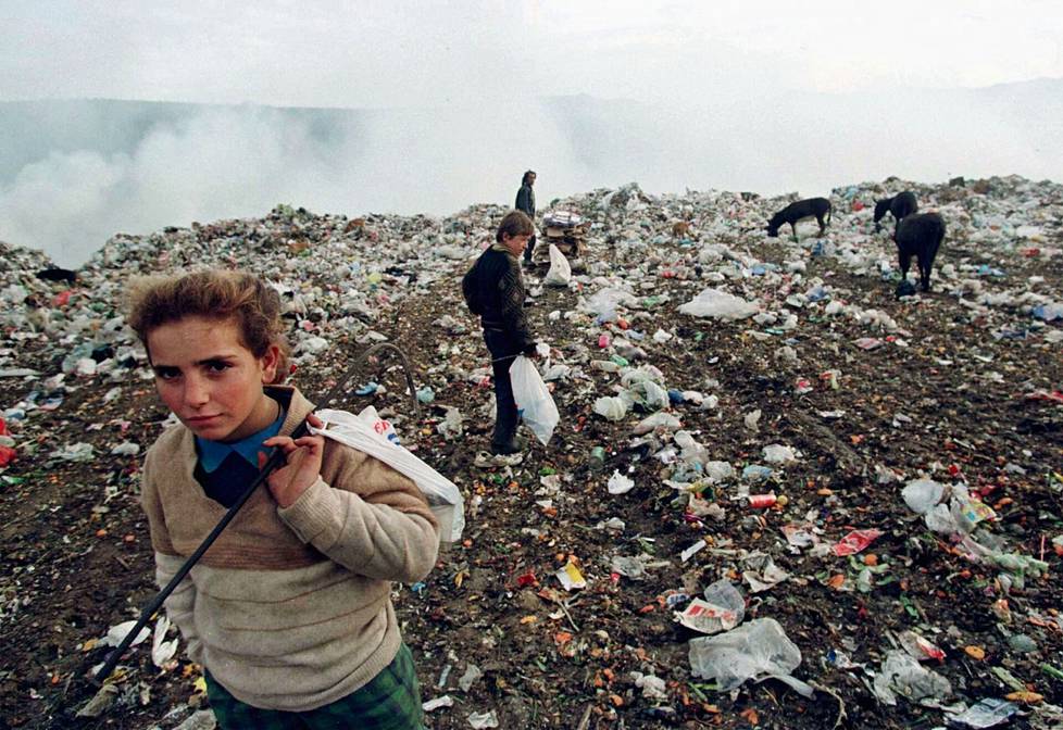 Albanialainen tyttö keräsi  kaatopaikalta arvoesineitä Tiranan ulkopuolella vuonna 1997. Iso osa albanialaisista menetti sijoituksensa ja säästönsä samana vuonna pyramidihuijauksen romahduksen vuoksi. 
