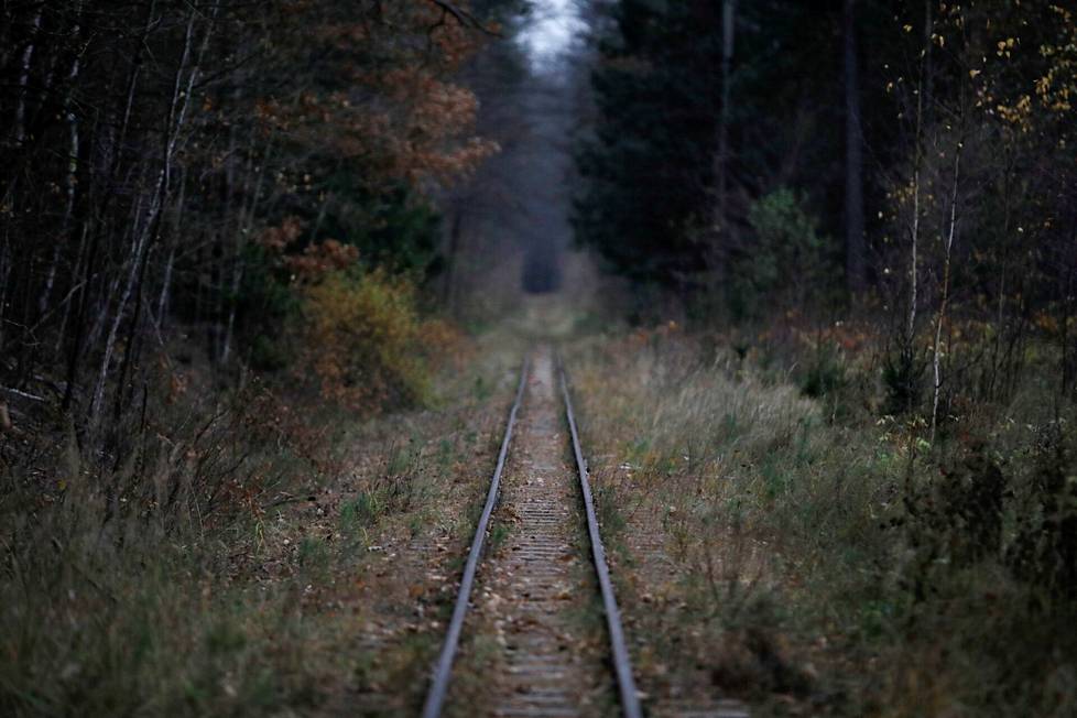 Junarata lähellä Valko-Venäjän ja Puolan välistä rajaa Hajnówkassa, Puolassa, 24. lokakuuta 2021.