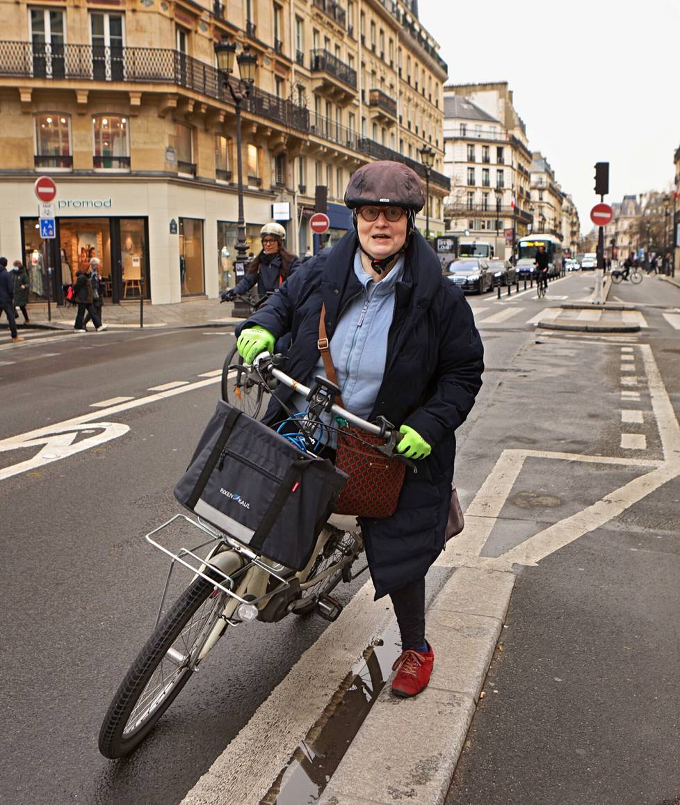 Odele Plaisant sähköavusteisen pyöränsä kanssa Pariisin Rue de Rivolilla. Hän oli tekemässä parin kilometrin matkaa toiselle puolelle Seineä. Kaupungin tilastojen mukaan keskimääräinen Pariisissa tehty siirtyminen on varsin lyhyt, kolmesta viiteen kilometriä.