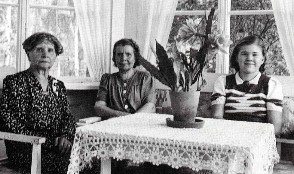 Kolme sukupoivea: Fanny Pihl (o.s. Holmström), Alma Pihl-Klee ja kummityttö Lydia Pihl Lauttakadun kodin verannalla vuonna 1942. Äitinsä menettänyt Lydia Pihl asui Alman ja Nikolain perheessä vuodesta 1940. Talvisodan aikana perhekuntaan liittyi vielä Nikolain serkku Joseph Klee, joka muutti perheen mukana myös Helsinkiin.