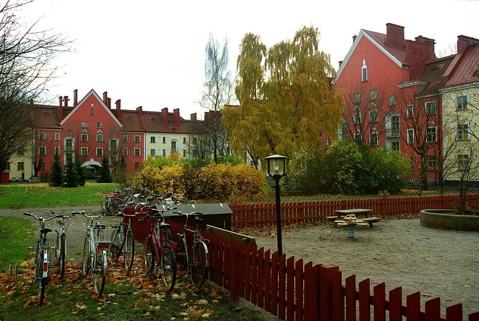 Vuokrapyynnöt ovat pienentyneet eniten Helsingin Vallilassa. Kuvassa on alkujaan Kone- ja Siltarakennuksen työntekijöiden asunnoiksi rakennettu kortteli, niin sanottu Apinalinna.