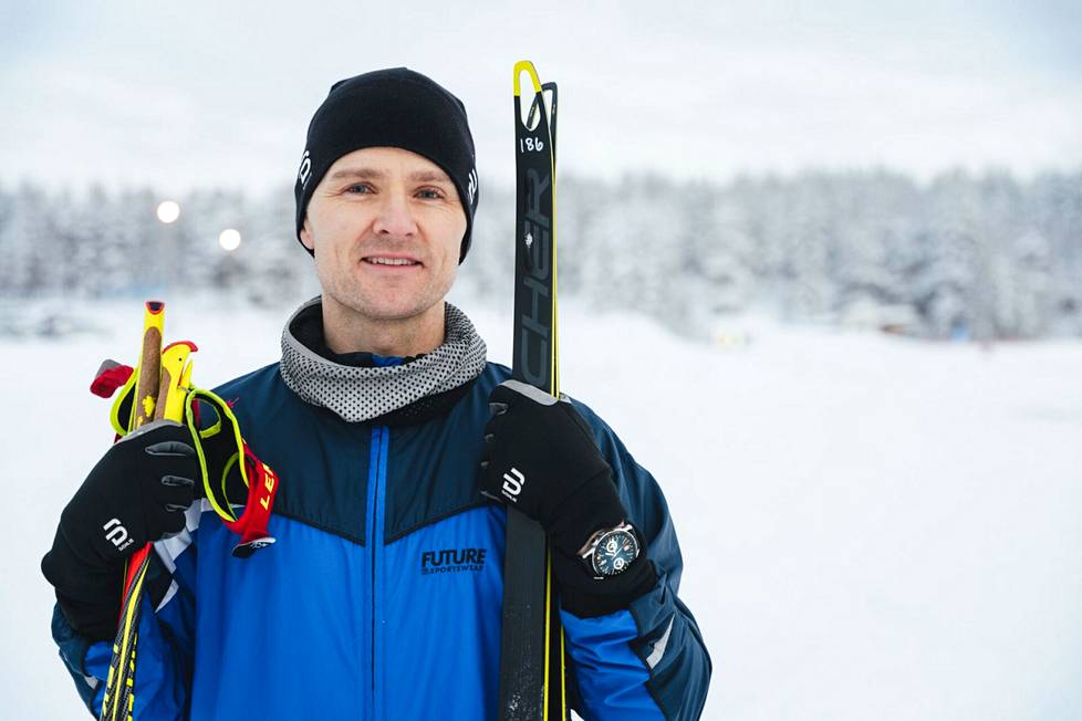 Päätutkija, tohtori Petri Wiklund Huawei Technologies Oy:stä seuraa älykellostaan hiihtosuoritustaan.