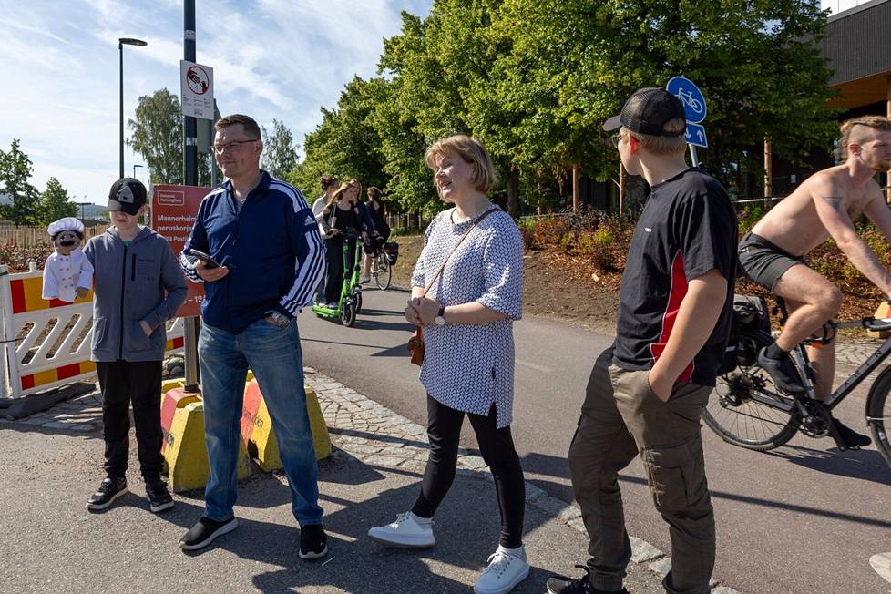 Aleksi (left), hand puppet Pepe, Timo, Eija and Matias Hanhimäki consider Töölönlahti's improvements promising.