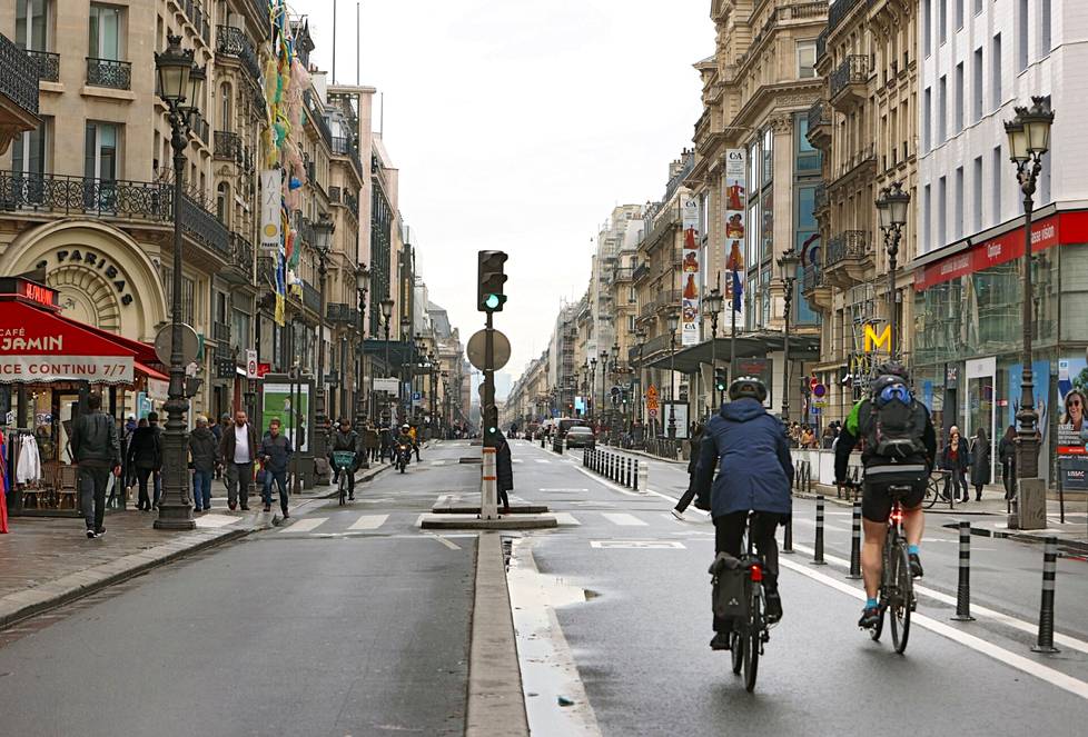 Rue de Rivoli Pariisin ydinkeskustassa pyhitettiin pääosin kevyelle liikenteelle koronapandemian alussa. Se antaa esimakua Pariisin tulevasta ”rauhoitetun liikenteen alueesta”.