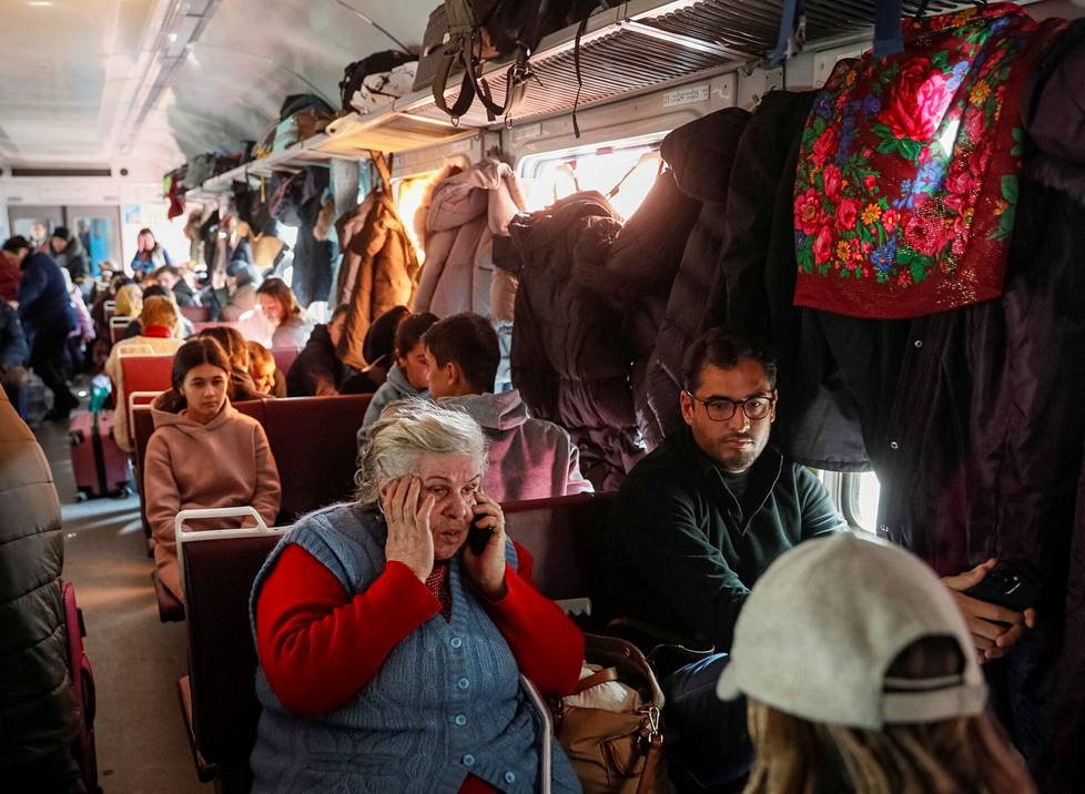 Kiovasta Lviviin matkaava juna oli täynnä pakenevia ihmisiä.