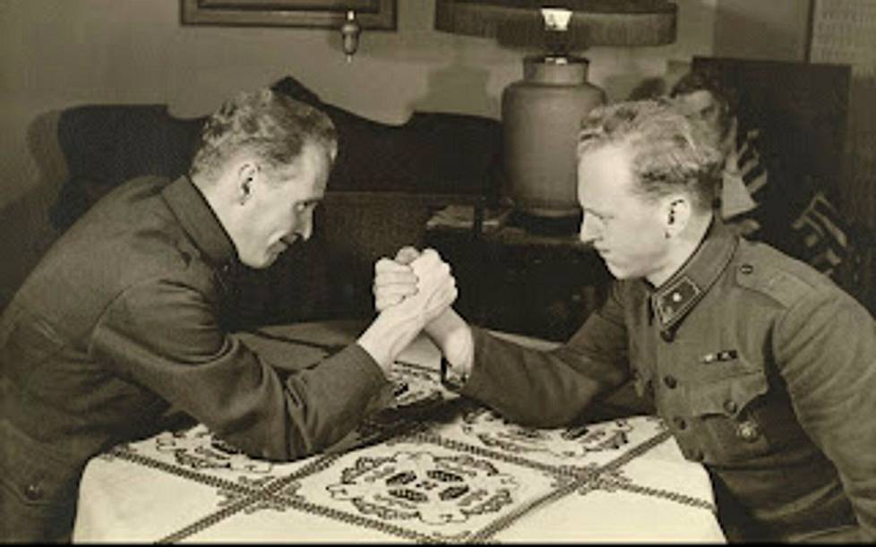 Otso Pietinen: Väännänpä kättä itseni kanssa, 1941–1944.