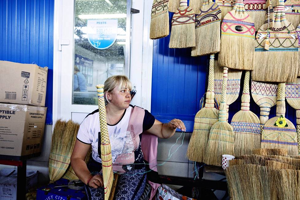 Veronika Urson tekee ja myy harjoja Chișinăun torilla viettäen viikon erossa perheestään.