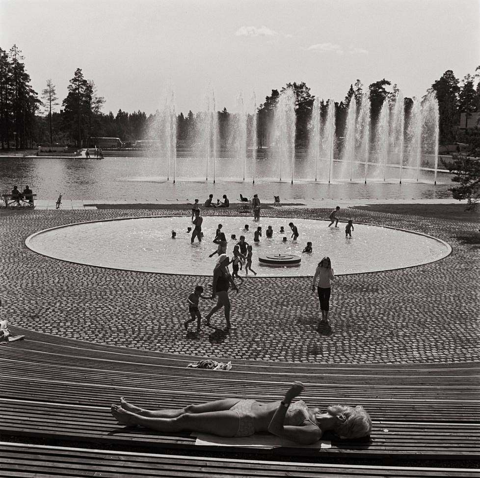 Valokuvaaja Teuvo Kanerva kuvasi ahkerasti espoolaista elämää muun muassa 1960- ja 1970-luvulla. Tässä Kanervan vuonna 1968 ottamassa kuvassa nainen ottaa aurinkoa Tapiolan uuden uimahallin kahluualtaalla.