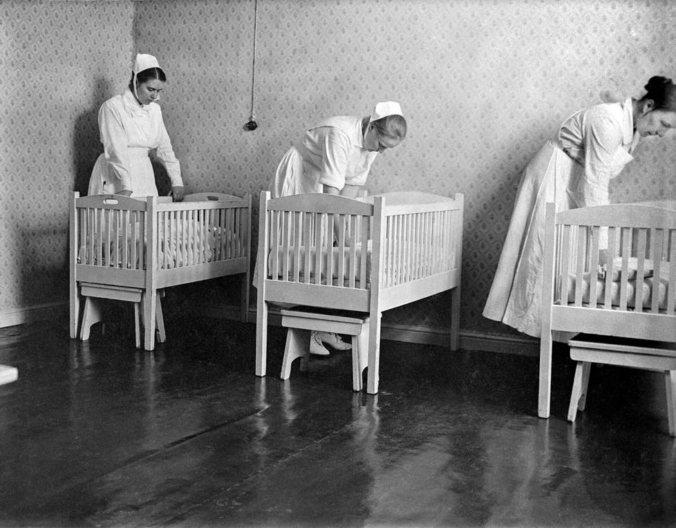Lastenlinnan sairaanhoitajia vauvojen osastolla vuonna 1921.