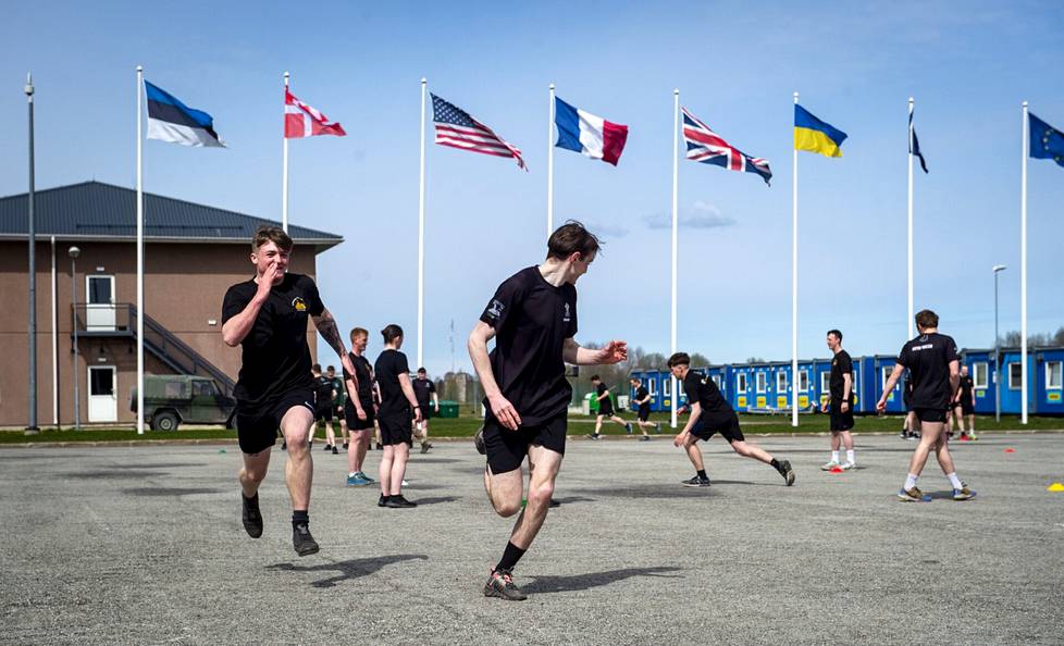 Brittiläiset sotilaat harjoittelivat Tapan urheilukentällä 9. toukokuuta.