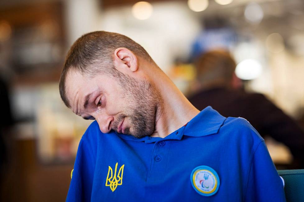 Jaroslav Semenenko kuivaa kyyneliään.