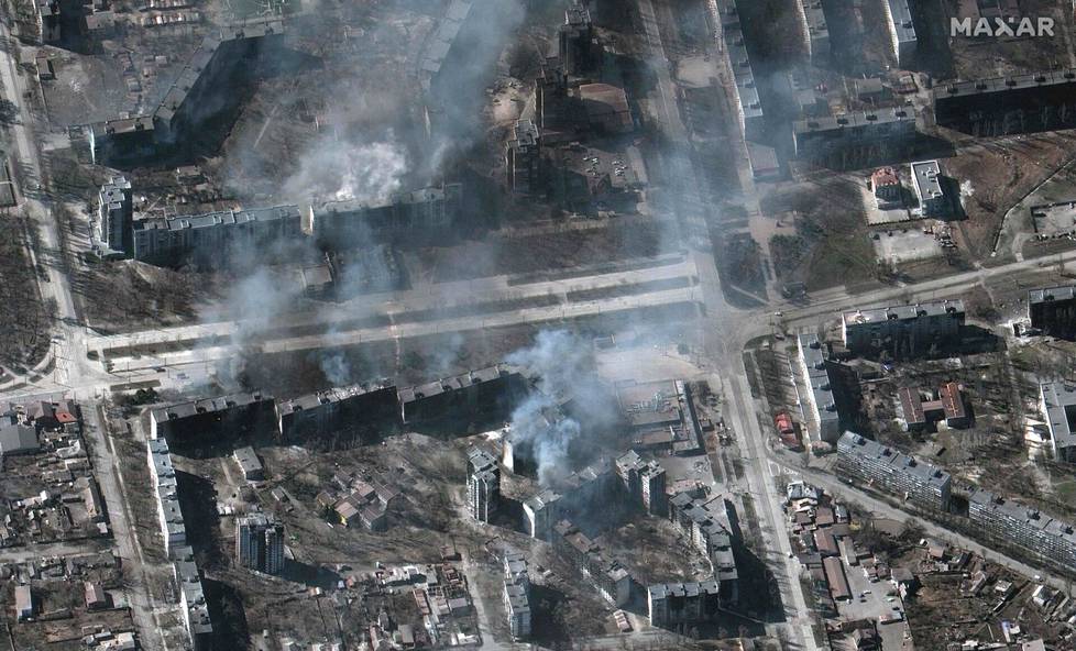 Kuva A. Pahasti tuhoituneista asuinrakennuksista Mariupolin länsiosissa nousi savua tiistaina, jolloin satelliittikuva on otettu. Alueella on myös yliopistorakennuksia. 