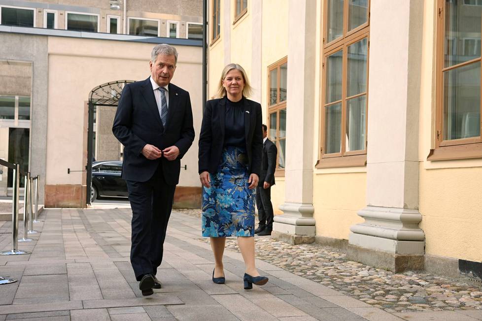 Pääministeri Magdalena Andersson otti presidentti Sauli Niinistön vastaan Adelcrantzin palatsin sisäpihalla iltapäivällä.