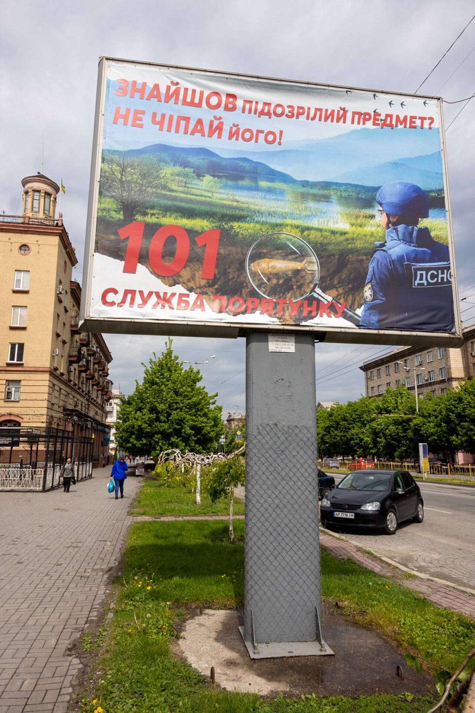 Kyltti Zaporižžjan keskustassa kehotti ilmoittamaan viranomaisille, jos kaupunkilainen löytää epäilyttäviä esineitä.