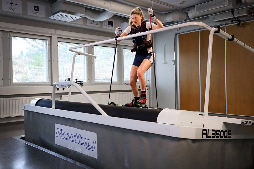 Vilma Nissinen hiihtää rullasuksilla testimatolla. Maton kulma ja nopeus vaihtelevat sen mukaan, miten olympialaisten latu kulkee aidossa maastossa.