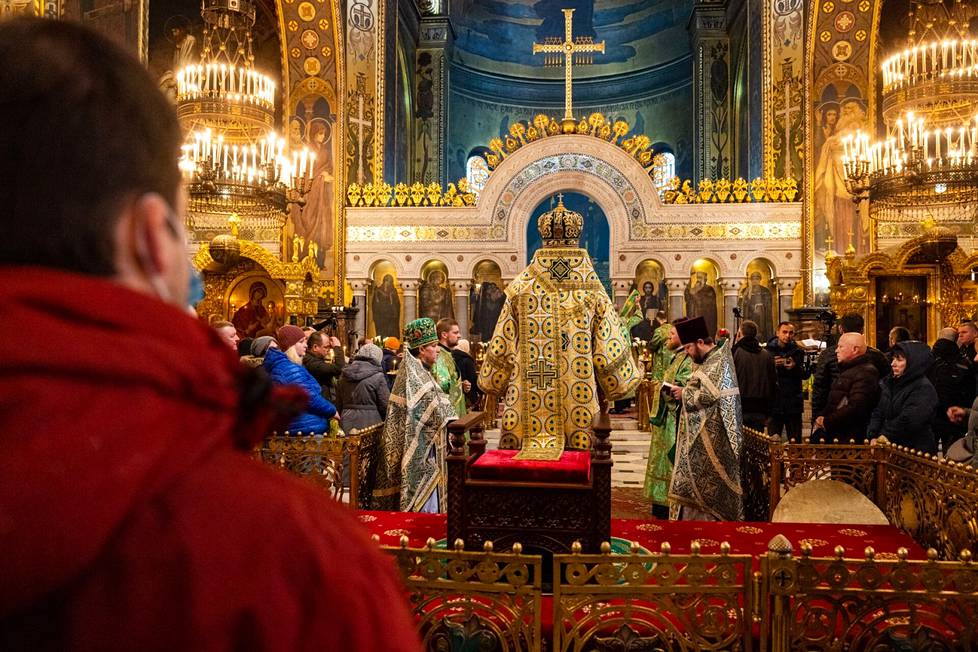 Palmusunnuntain jumalanpalvelus keräsi Kiovan keskustassa sijaitsevan Vladimir Suuren katedraalin täyteen sunnuntaina. Patriarkka Filaret (keskellä selin) johti jumalanpalvelusta.