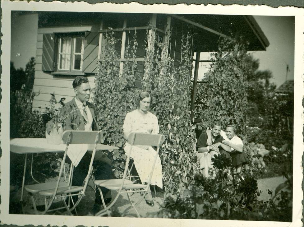 Johan and Elin Gröndahl sat in garden chairs in 1938.