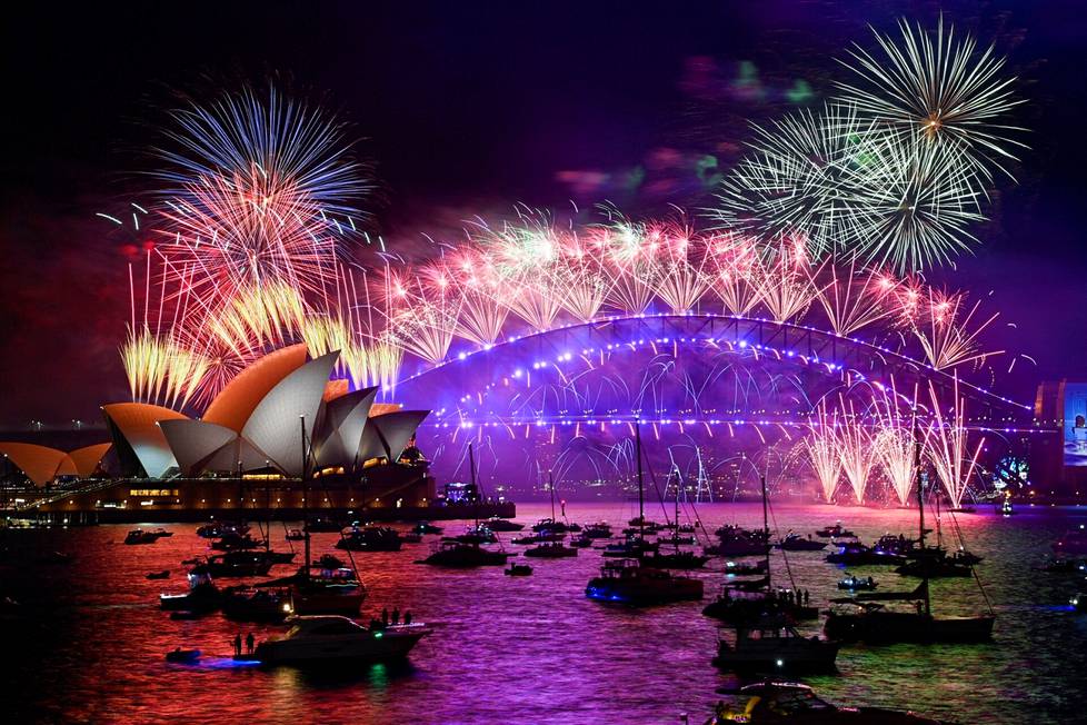 Ilotulitukset täyttivät taivaan Sydneyssa, Australiassa.