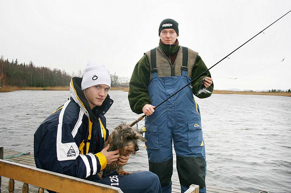 Peli- ja kalakaverit Joel Armia ja Juha Järvenpää ovat saaneet muun muassa 7,5-kiloisen hauen. Kuva vuodelta 2011.