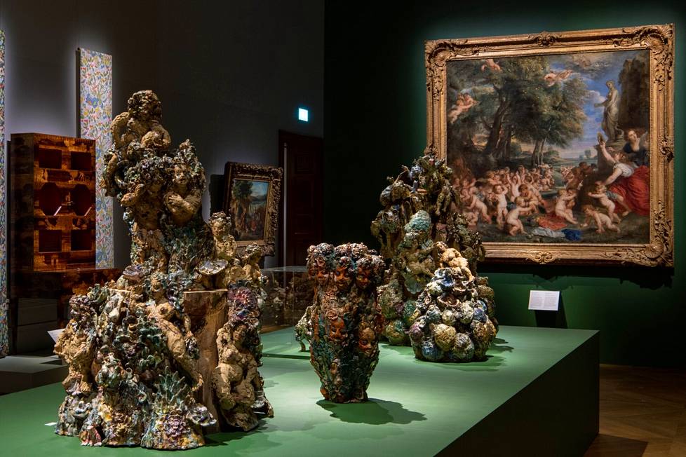 Emma Helteen näyttävän runsaat keramiikkaveistokset ovat näyttelyn Paratiisi-huoneessa. Taustalla häämöttää Peter Paul Rubensin Uhrilahja Venukselle (1635–38). 
