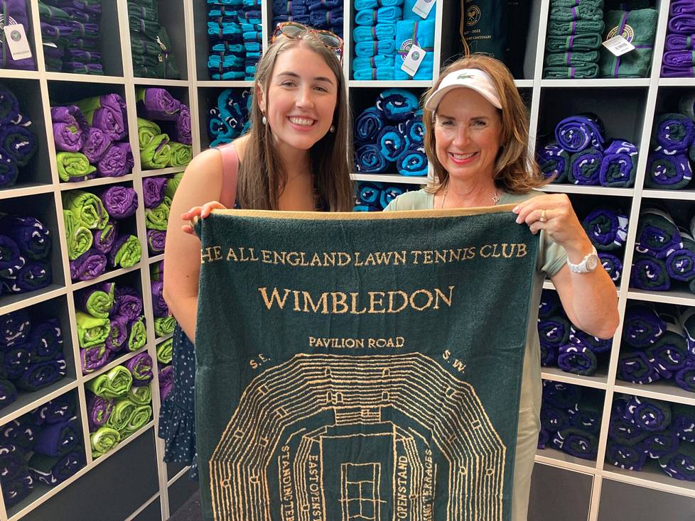 Kelly Simmons oli tyttärensä Grace Simmonsin kanssa ostamassa Wimbledonin tennisturnauksen juhlapyyhettä.