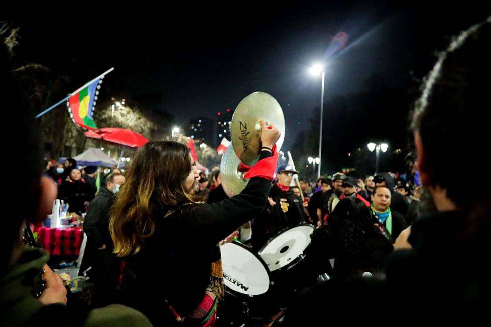 Chilen pääkaupungissa Santiagossa uudella perustuslakiesityksellä on näyttänyt olevan enemmän kannattajia kuin vastustajia, mutta kyselyt kertovat muuta.