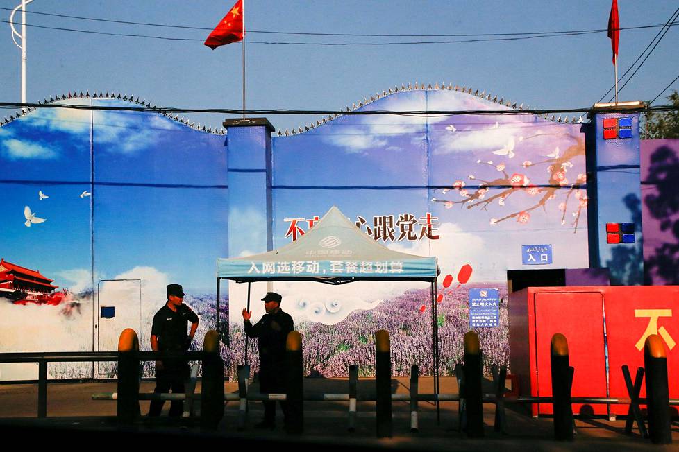 Turvallisuusjoukot vartioivat koulutuskeskusta Xinjiangissa syyskuussa 2018.