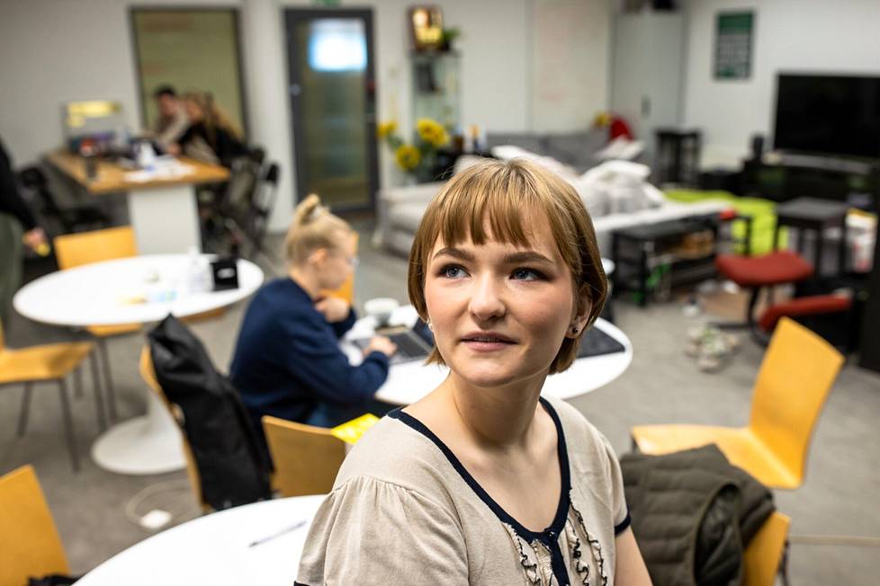 Oona Paananen tekee toisinaan koulutöitä kiltahuoneella Espoon Otaniemessä. Kun hän aloitti opinnot Aalto-yliopistossa, niistä ei ollut tulla mitään.