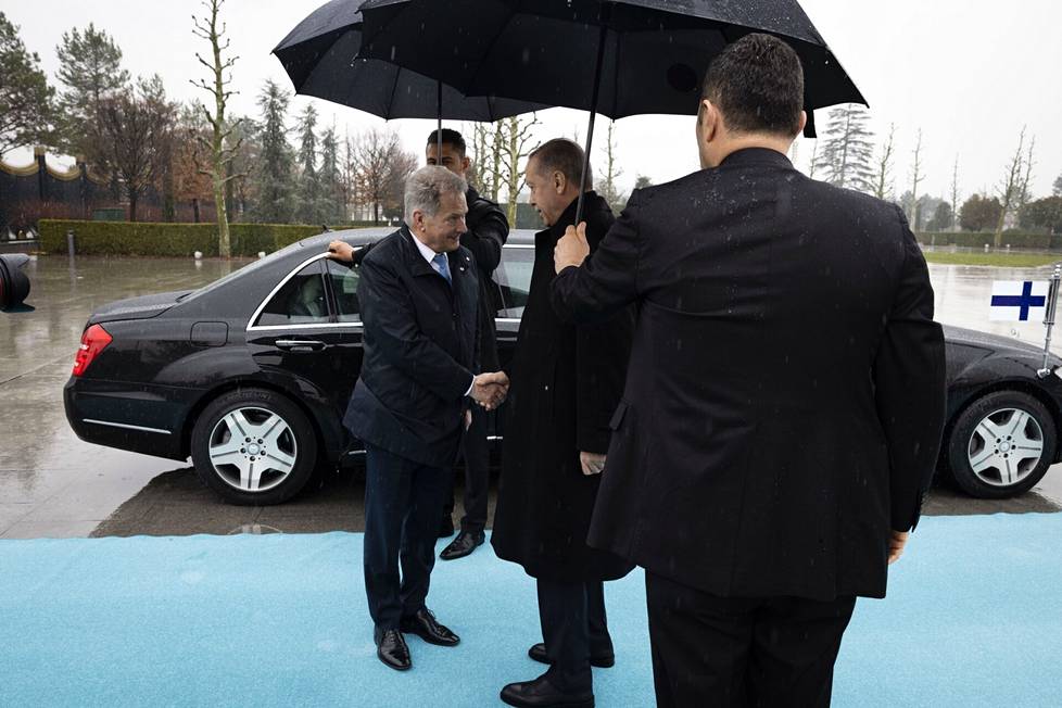 Presidentti Niinistö saapui mustalla autolla ratsuväen saattelemana presidentinpalatsille ja tapasi presidentti Erdoğanin.