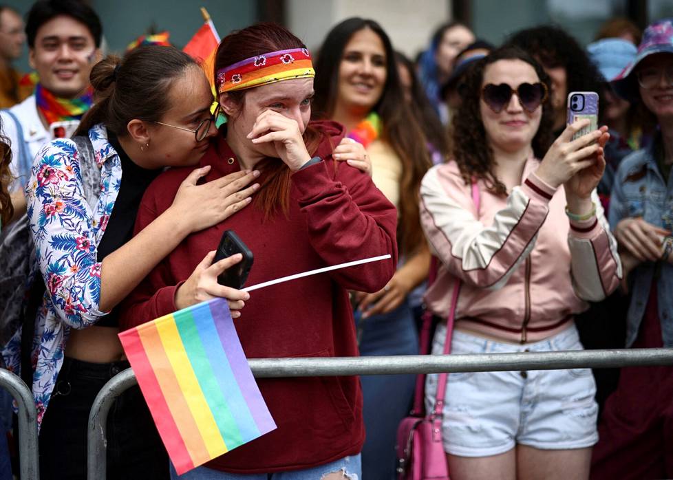 Osallistuja liikuttui kyyneliin Lontoon Pride-kulkueessa 2. heinäkuuta.