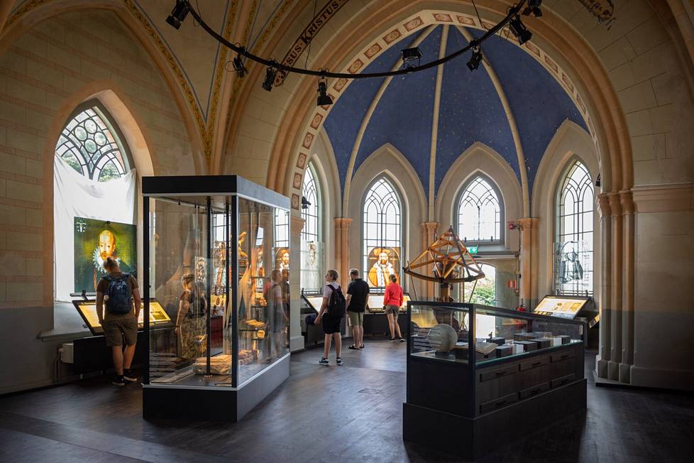 Tyko Brahen museo esittelee teemoittain merkittävän tiedemiehen elämää. Entinen kirkkosali luo kauniit puitteet.
