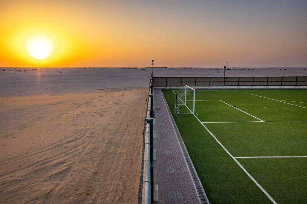 Aavikot ovat muuttuneet jalkapallokentiksi Qatarissa. Kuvan kenttä sijaitsee Al Amamriyassa läntisessä Qatarissa.