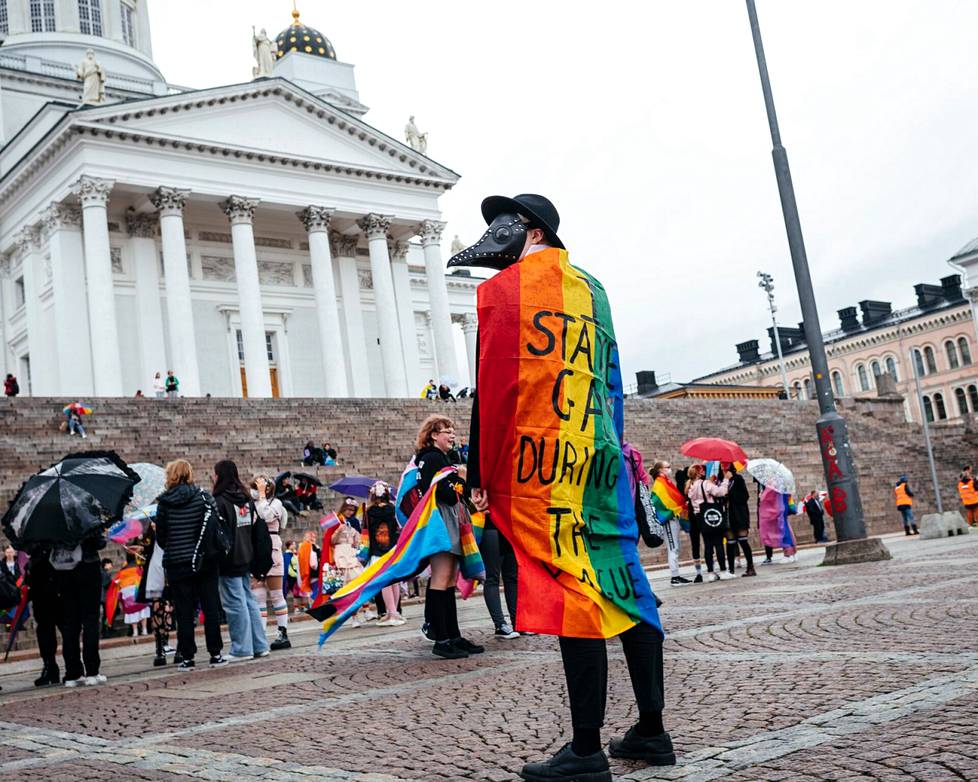 Pridea juhlittiin poikkeusoloissa 12. syyskuuta 2020. Oliver Kurkinen oli ottanut pridelle mukaan poikkeusoloihin sopivan ruttotohtorin maskin. Sateenkaarilippuun oli kirjoitettu I stayed gay during the plague. 