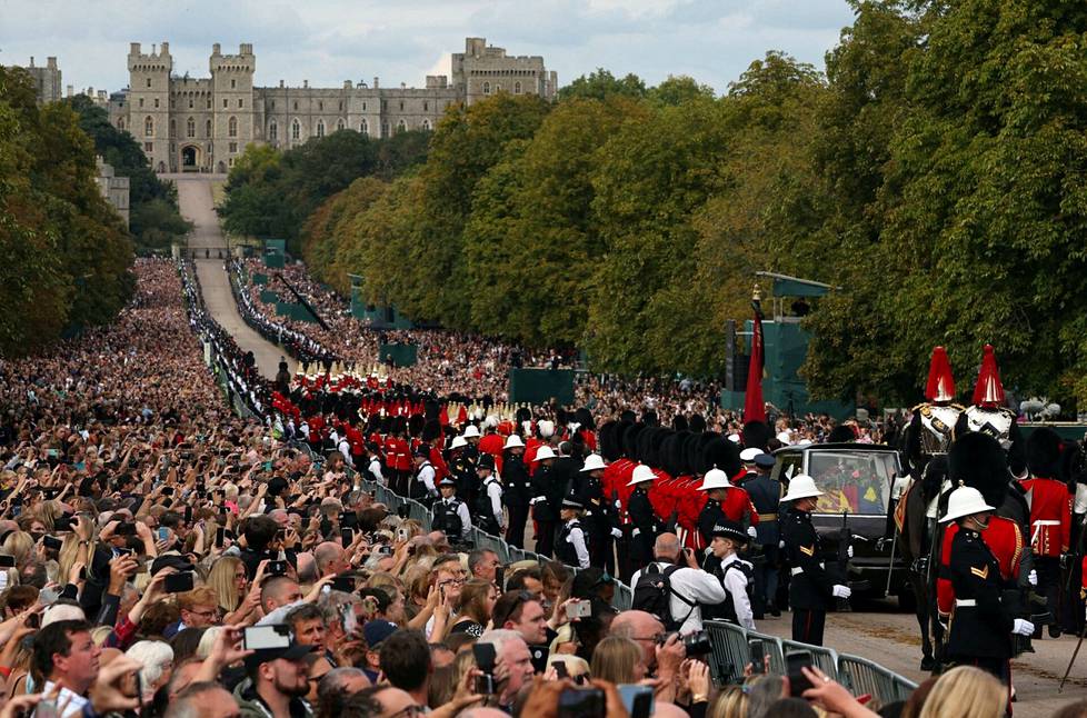 Kymmenettuhannet ihmiset seurasivat kuningatar Elisabet II:n hautajaiskulkueen matkaa kohti Windsorin linnaa.