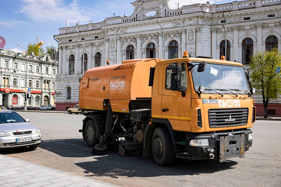 Коммунальная техника чистит улицу на центральной площади города. ФОТО: МИКА БИЧ / HS