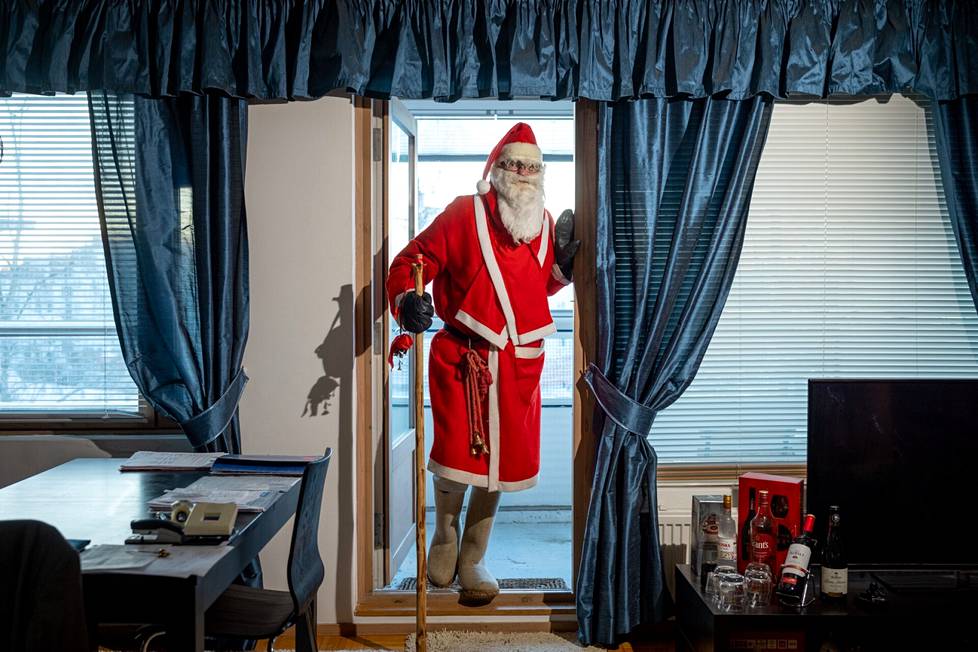 Salmen innostus joulupukin hommia kohtaan alkoi jo nuorena, kun hänen äidinsä isä perusti Pukinmäkeen joulu­koristeyrityksen vuonna 1924. Salmen äiti eli joulua koko vuoden ympäri työskennellessään joulukoristeiden parissa.