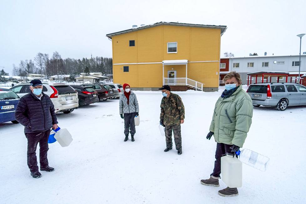 Tauno Virta (vas.), Irma Holappa, Tauno Holappa ja Arja Virta olivat vedenhakureissulla keskiviikkona Sysmän yhtenäiskoulun jakelupisteellä.