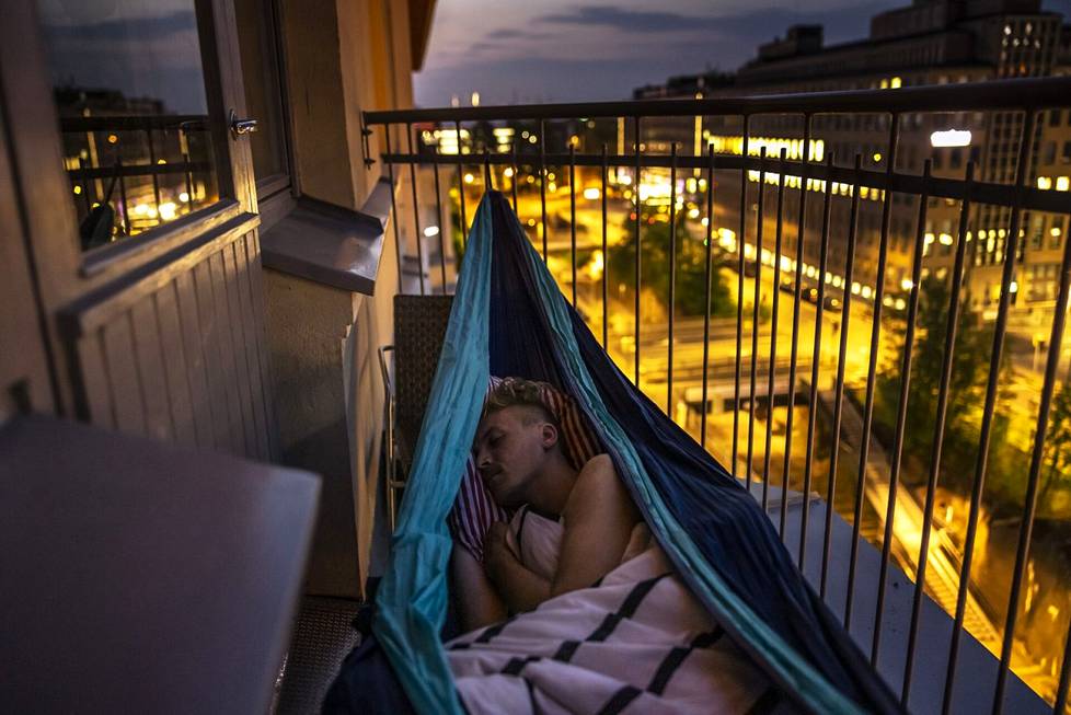 Pauli Nykänen nukkuu kotinsa parvekkeella Töölössä.