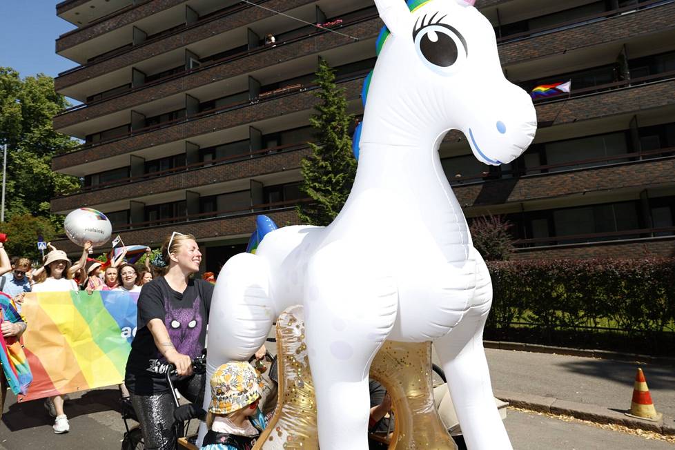In the block of Puistokatu 4, the children were sheltered from the sun under a large unicorn while riding a box bike.  Puistokatu 4 is also known as the House of Science and Hope, and it serves as a workspace for researchers and other actors who strive to build an ecologically sustainable future.
