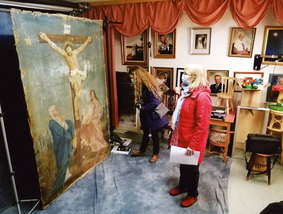 In April, the amanuensis of the Joensuu Art Museum, Karoliina Katila (right) and Maria Inkeri, visited the basement of the Matikainen photography movement in Polvijärvi to evaluate the found painting.  Maria Inkeri is pleased that Matikainen quickly contacted a regional art museum expert.  That is exactly what should be done if works are found, he recalls. 