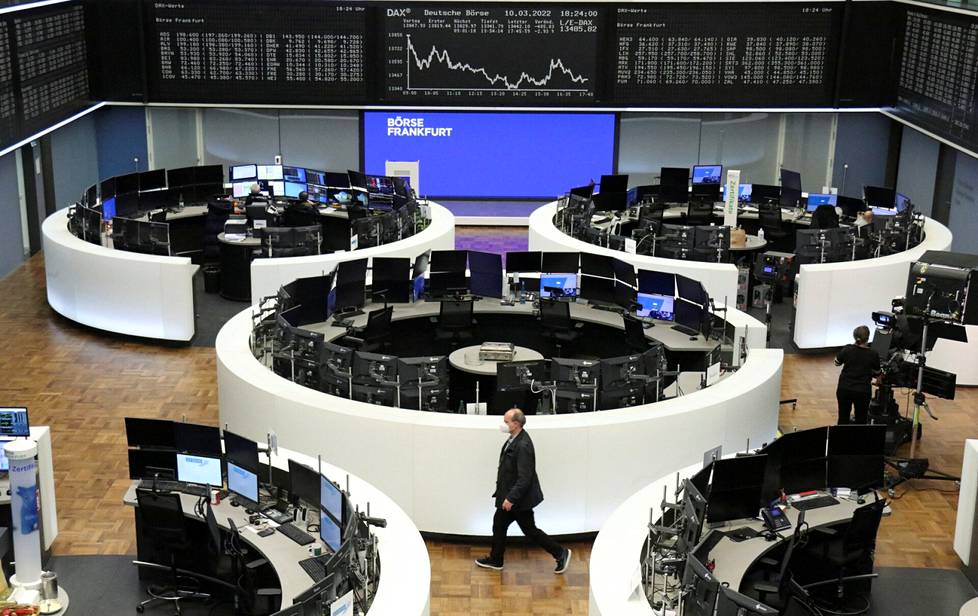 Sota on iskenyt Euroopan pörsseihin selvästi pahemmin kuin Wall Streetille. Frankfurtin pörssissä kauppaa käytiin laskevin kurssein, kun taistelut olivat jatkuneet kaksi viikkoa. Kuva otettu 10. maaliskuuta.