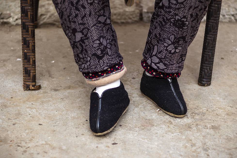 Zhao Baolanin tytär ompelee äidilleen kengät, sillä viimeinenkin sidottujen jalkojen kenkien valmistaja lopetti yli 20 vuotta sitten.