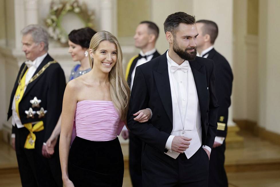 Jitka Nováčková, the wife of Tim Sparv, the former captain of the Finnish men's national football team, arrived at the party in a two-color suit.  The upper part of the strapless suit is delicate pink and the lower part is sleek black.  There is a showy bow on the back of the suit.