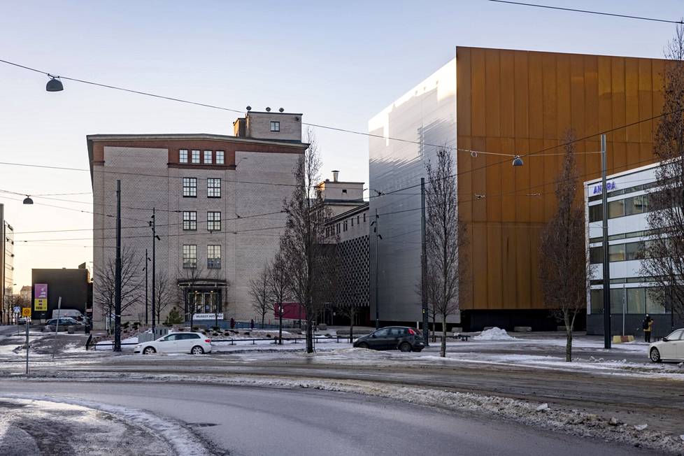 Tanssin talo rakennettiin Kaapelitehtaan yhteyteen. Kuvan keskellä näkyy sisäänkäynti katetulle Lasipihalle, ja sen oikealla puolella on Erkko-salin sisältävä uudisrakennus.