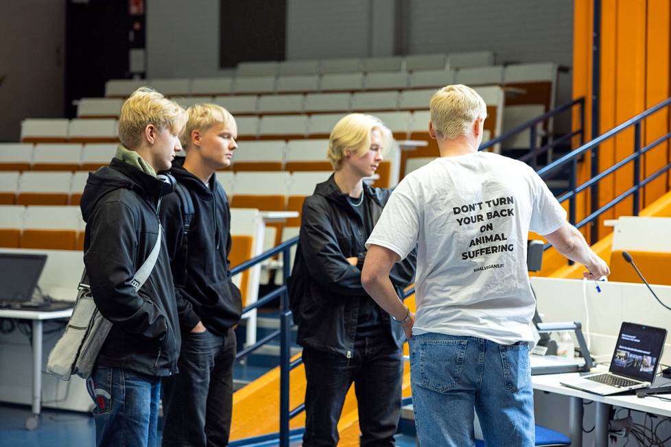 Opiskelijat Mauno Mäkinen (vas.), Roni Kataja ja Julius Eriksson jäivät juttelemaan Pitkäsen kanssa esityksen jälkeen.