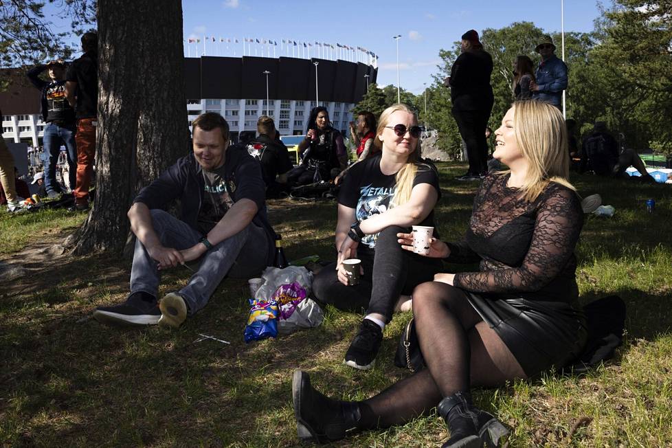 Rosa Lehikoinen (right), who was waiting for the gig to start with Toni Pethmani (left) and Suvi Pethmani, had traveled to Finland from Frankfurt, where she currently lives.  He states that he is a big fan of Metallica. "Metallica is life", Suvi Pethman, on the other hand, says.  He says that he has been listening to the band for 20 years and that he has seen Metallica ten times before.  He hoped for the evening's gig "a lot of old crap" and especially Lux Æterna and Screaming Suicide songs from the new album.