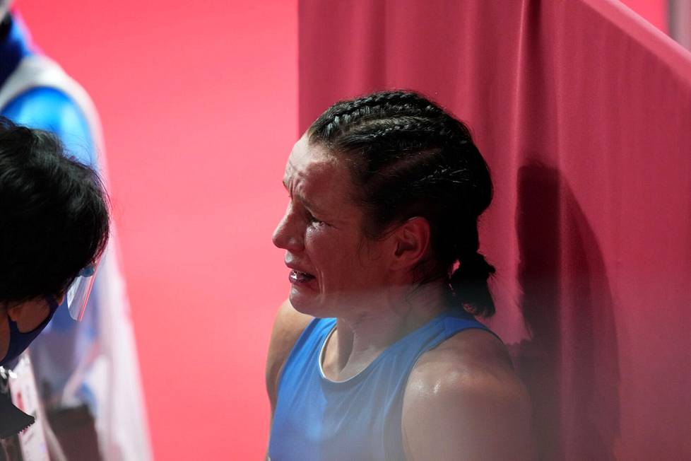 Nyrkkeilijä Mira Potkonen puhkesi kyyneliin hävityn välieräottelun jälkeen Tokion olympialaisissa. 