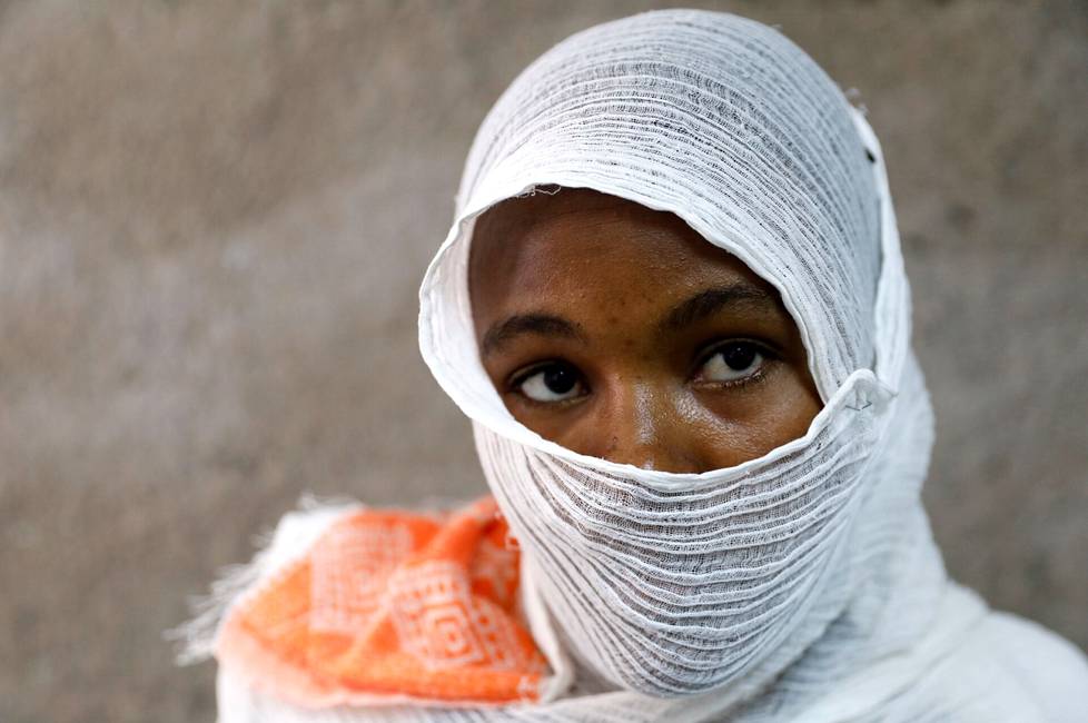 Etiopialainen nainen kertoi asemiesten joukkoraiskanneen hänet. Uutistoimisto Reuters tapasi naisen sairaalassa Adigratin kaupungissa Tigrayssa vuoden 2021 maaliskuussa.