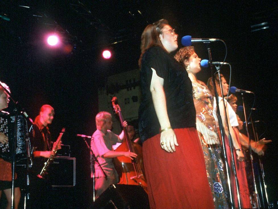 Värttinä ja Sari Kaasinen (edessä) esiintymässä Tavastia-klubilla Helsingissä elokuussa 1991.